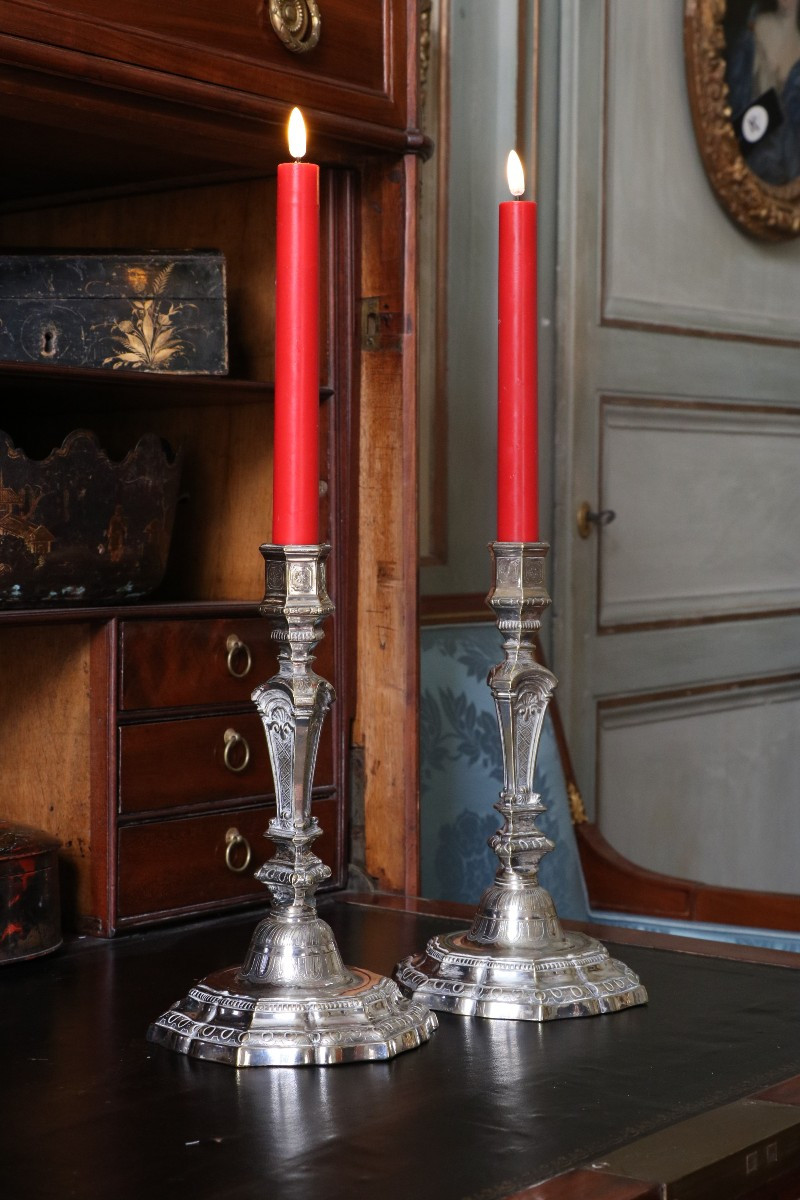 Paire de bougeoirs en métal argenté d’époque Louis XIV