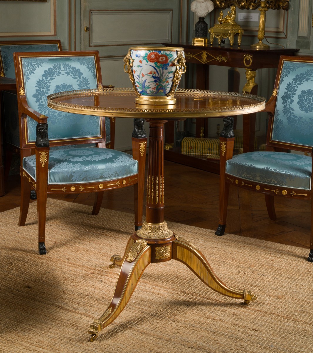 Guéridon en acajou estampillé Martin Carlin et JME