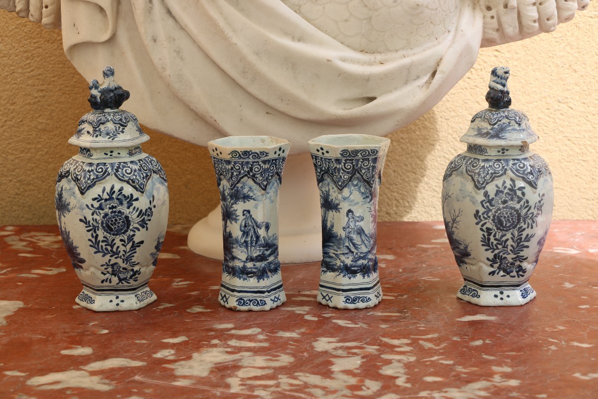 Suite de quatre vases en faïence de Delft
