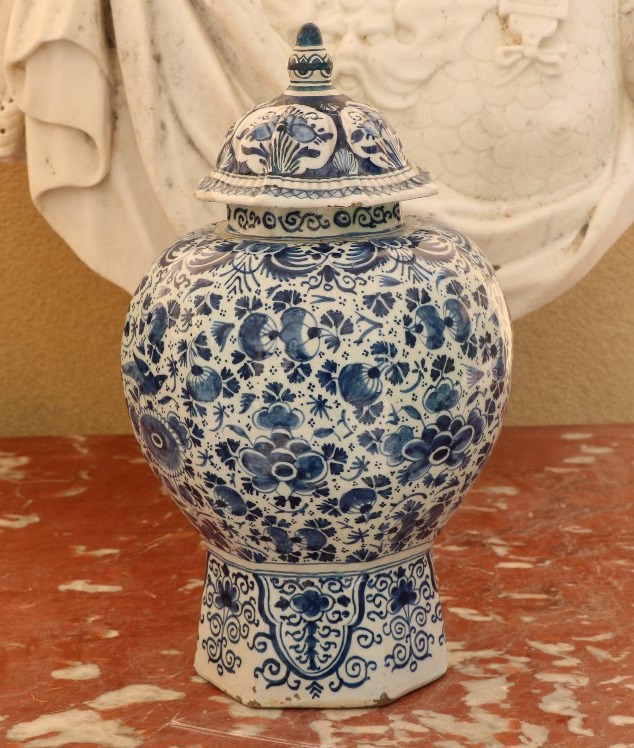 Vase balustre en faïence de Delft d'époque XVIIe