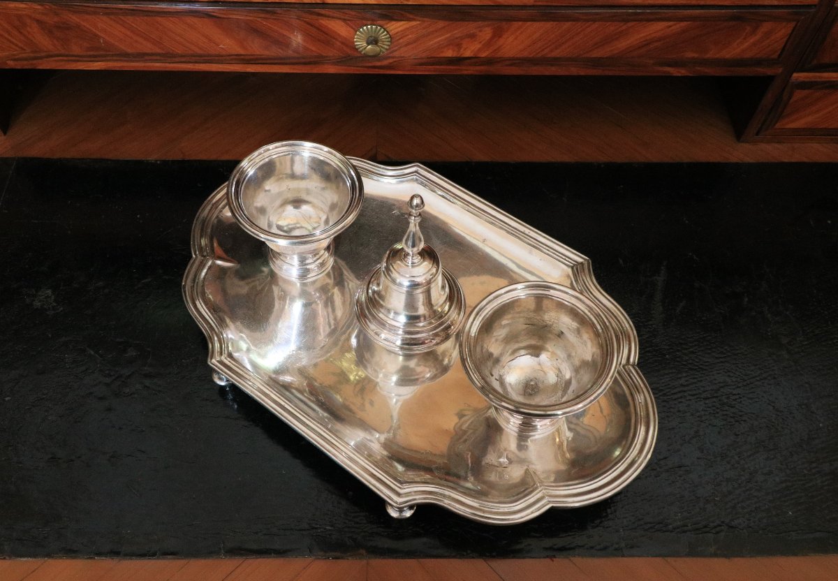 Encrier en métal argenté marqué du C couronné, époque Louis XV