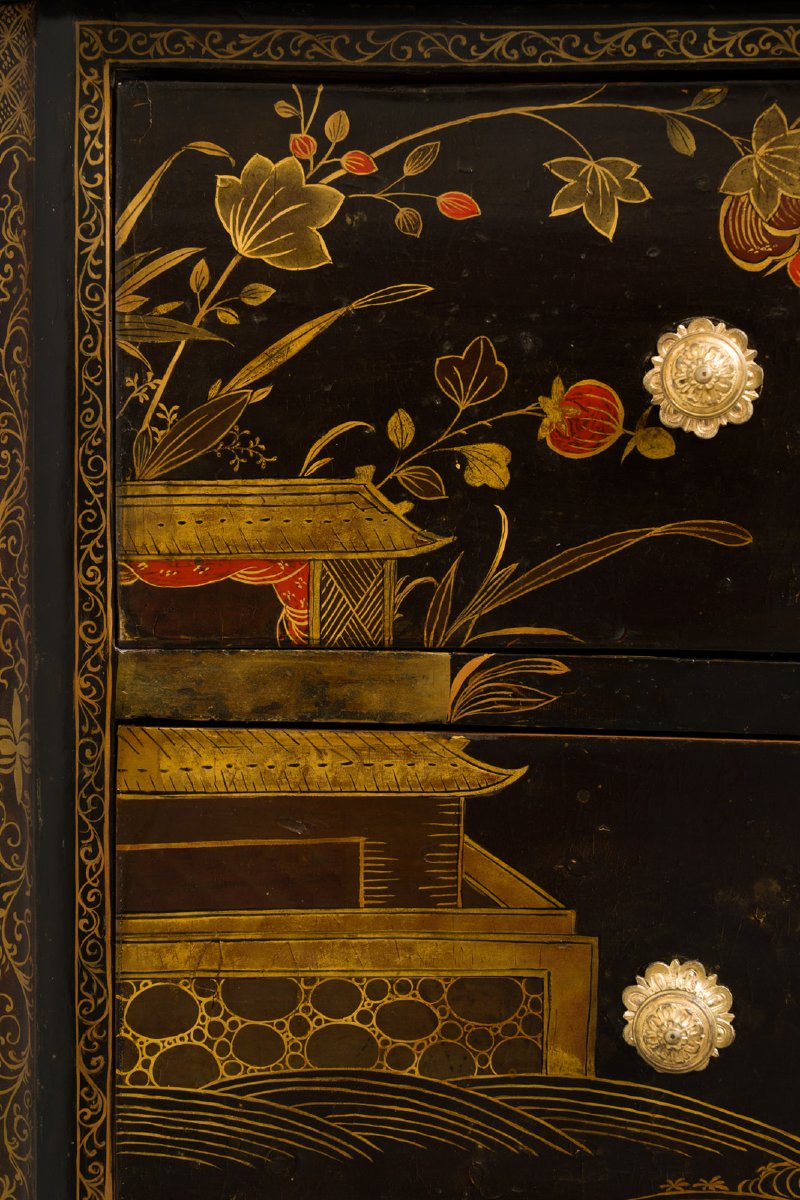 Commode sauteuse d’époque Louis XV, estampillée Delorme, laquée à la manière du japon-photo-3