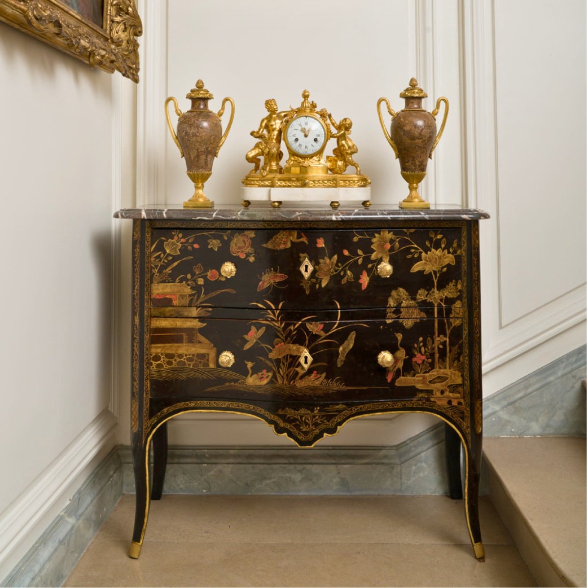 Commode sauteuse d’époque Louis XV, estampillée Delorme, laquée à la manière du japon