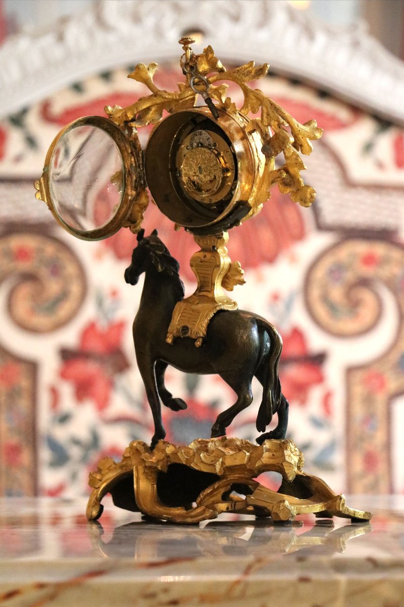 "horse" Table Clock, Louis XV Period, Chiseled And Gilded Bronze, With Patina-photo-1