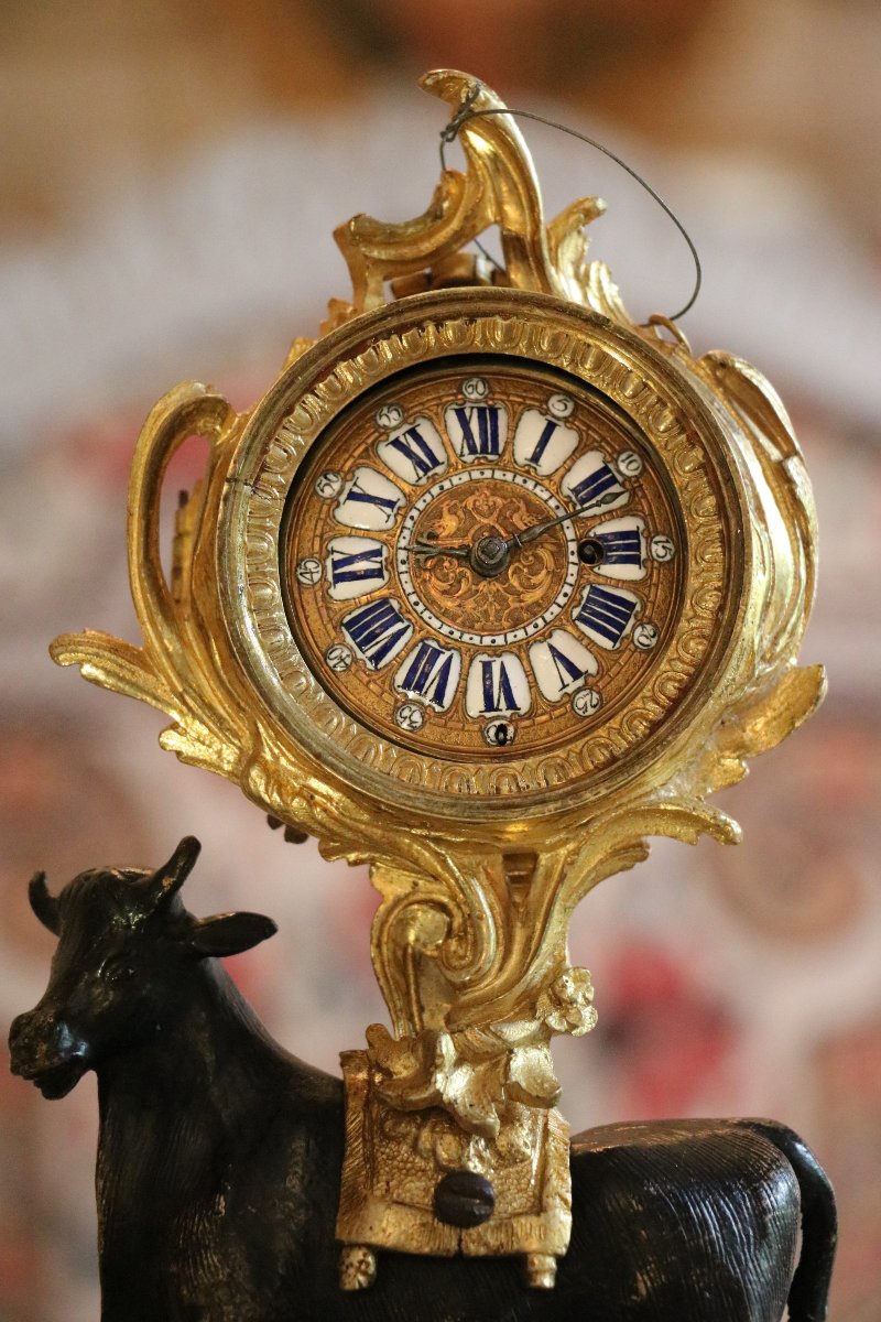Pendule de table « au taureau », époque Louis XV, bronze ciselé patiné et doré-photo-2