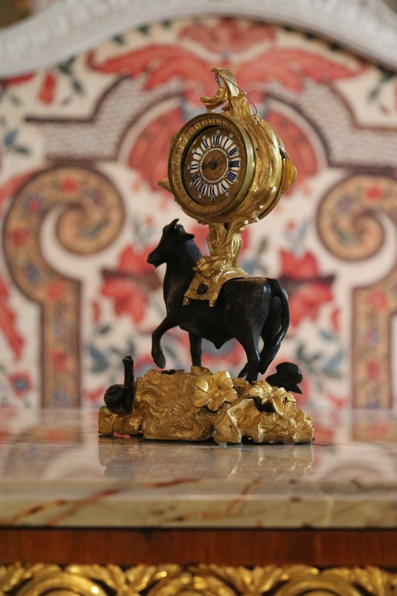 Pendule de table « au taureau », époque Louis XV, bronze ciselé patiné et doré-photo-4