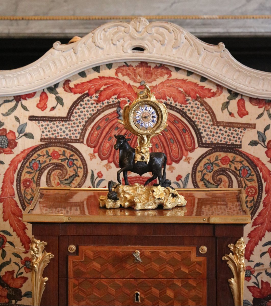 Pendule de table « au taureau », époque Louis XV, bronze ciselé patiné et doré-photo-2