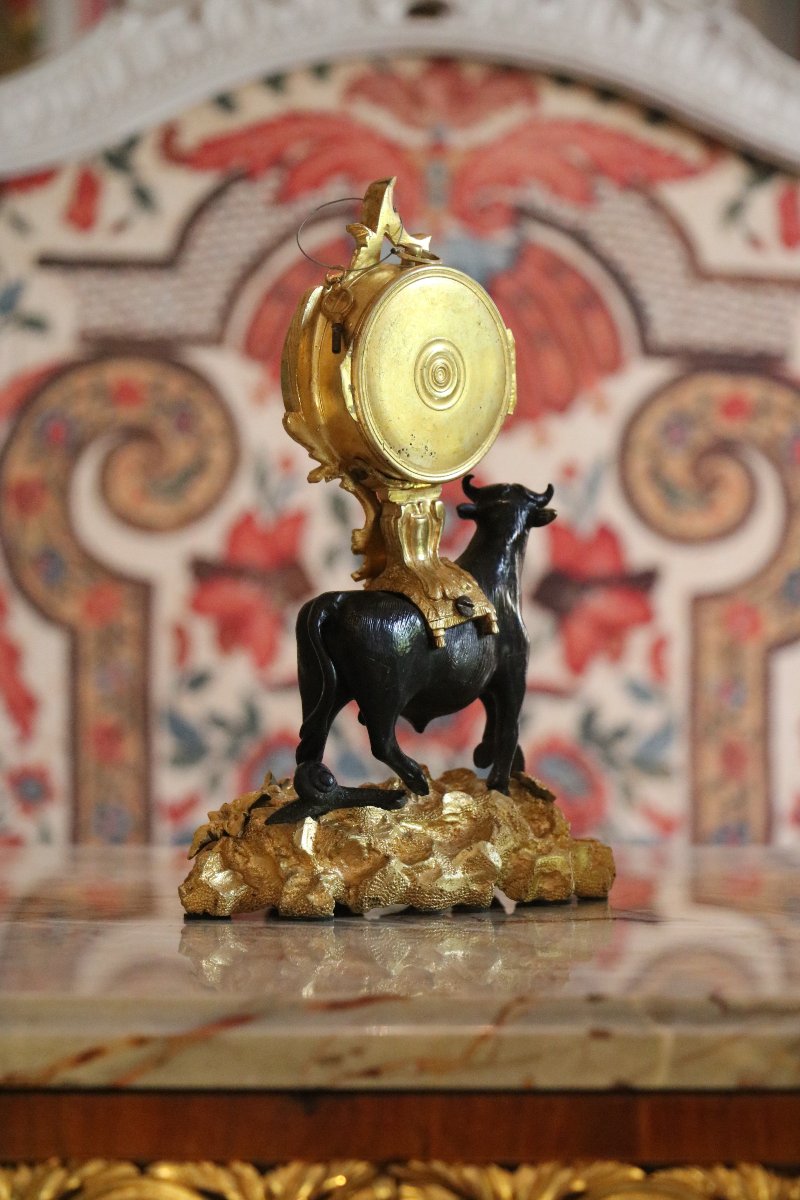 Pendule de table « au taureau », époque Louis XV, bronze ciselé patiné et doré-photo-3