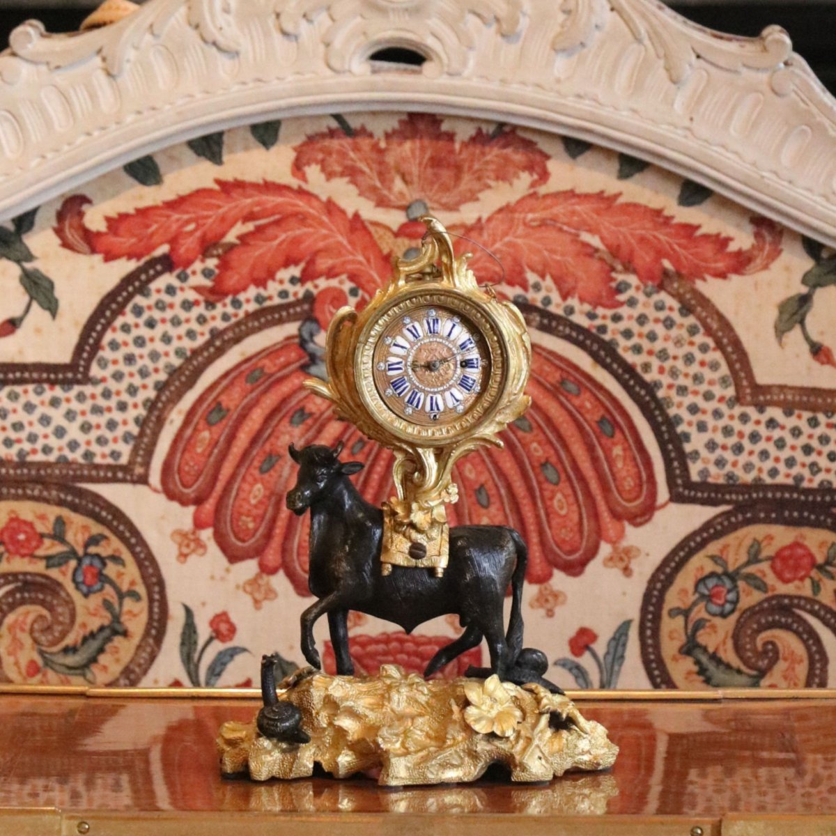 Pendule de table « au taureau », époque Louis XV, bronze ciselé patiné et doré