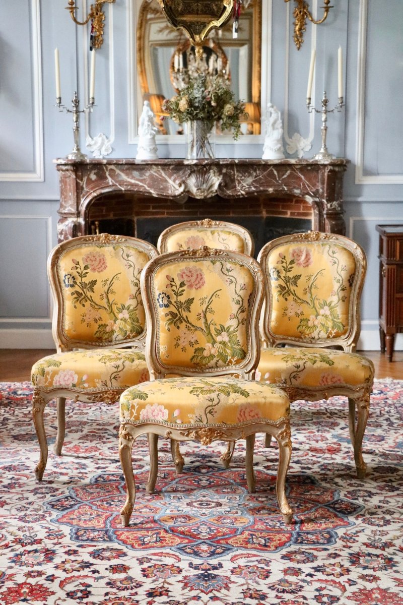 Suite de quatre chaises laquées gris rechampies estampillée Burgat