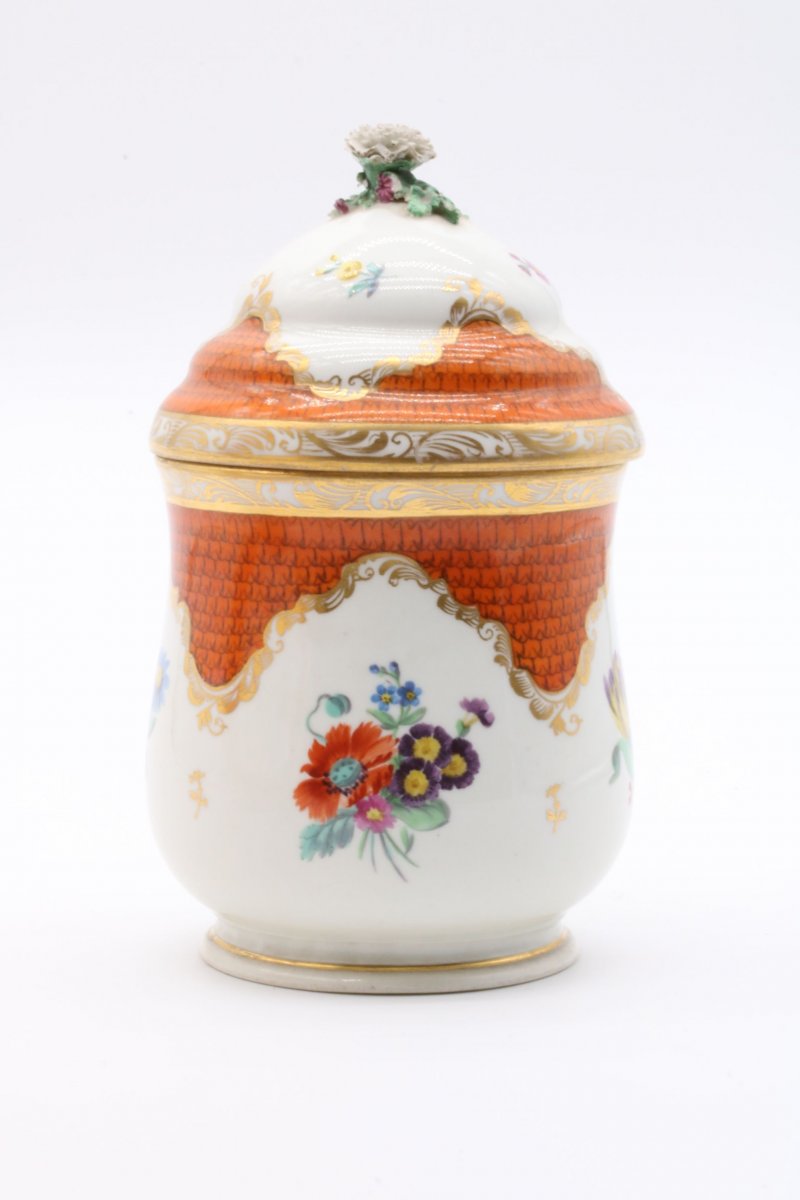 Covered Jar And Its Display In Vienna Porcelain Called -photo-1