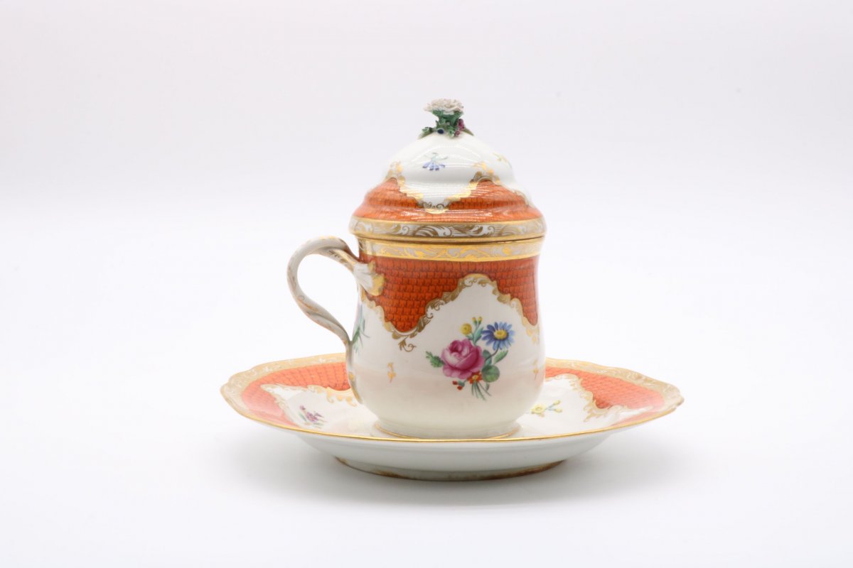 Pot Couvert Et Son Présentoir En Porcelaine De Vienne Appelé « cherbetlik »