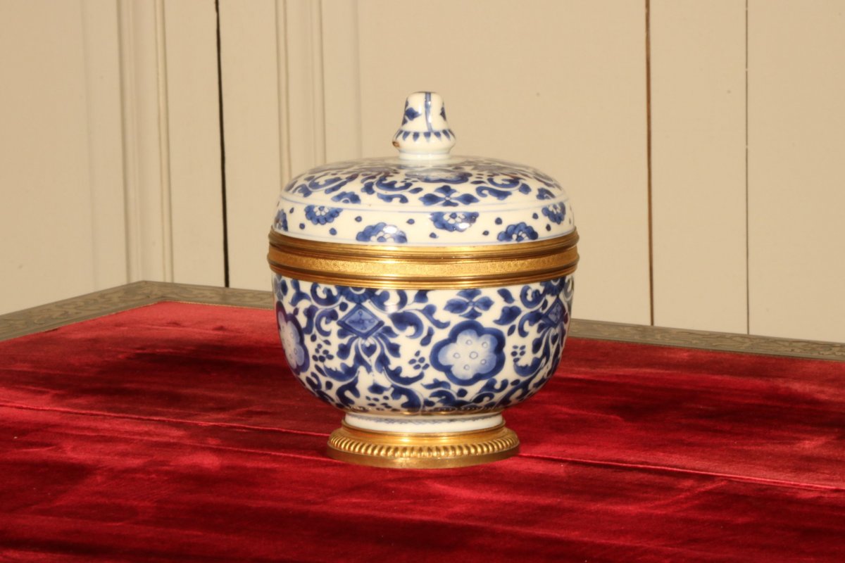 Pot Couvert En Porcelaine Bleue Et Blanche Montée d'époque Régence