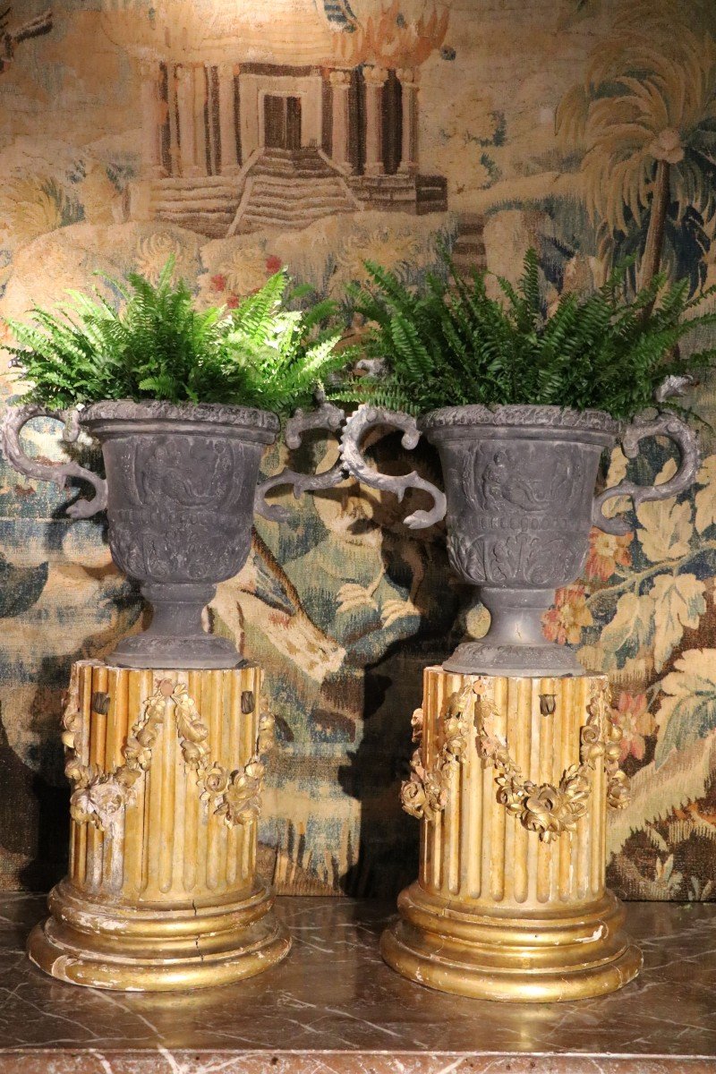 Paire De Vases De Forme Médicis En Plomb 