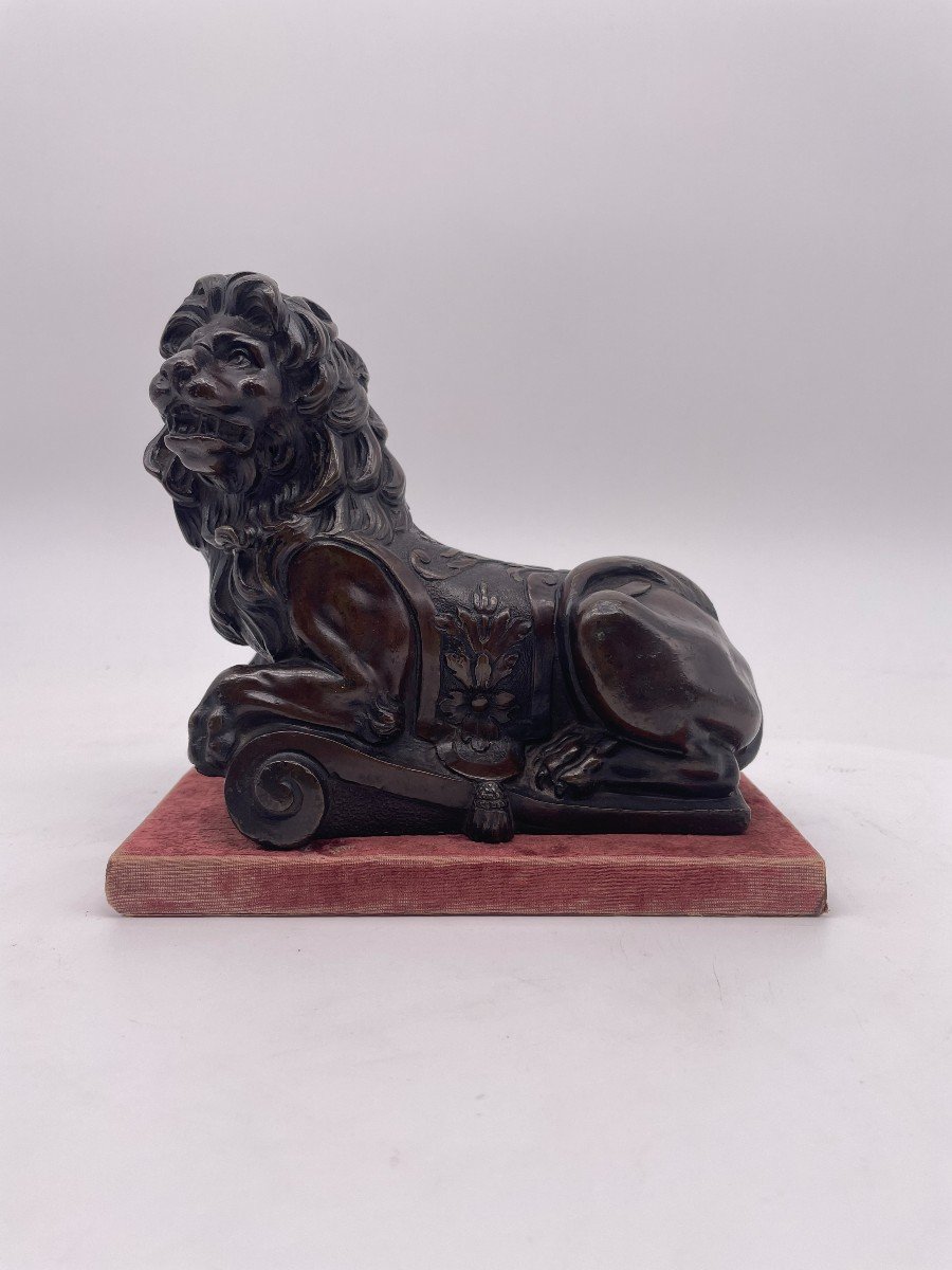 Lion Lying In Patinated Bronze-photo-2