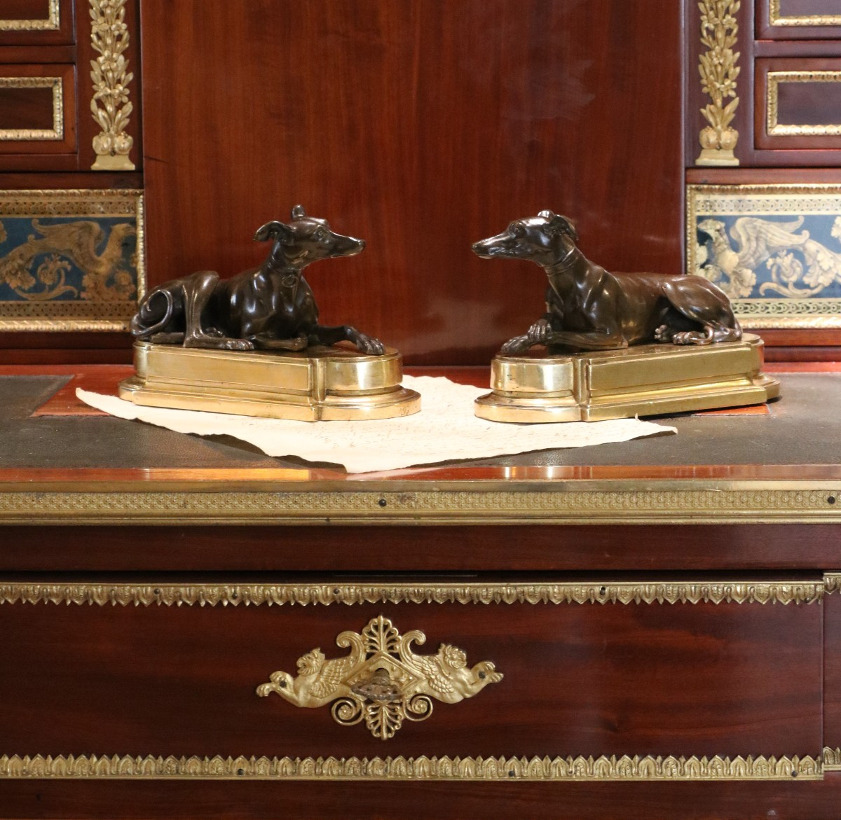 Paire De Plaques à Papier Représentant Deux Lévriers