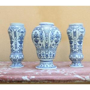 Ensemble de trois vases en faïence de Rouen