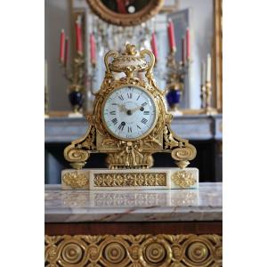 Pendule en bronze doré Louis XVI
