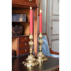 Paire de bougeoirs en bronze ciselé et doré d’époque Louis XV
