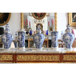 Suite de cinq vases en faïence de Delft