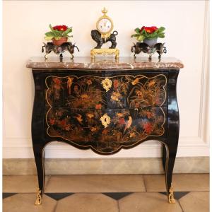 Commode sauteuse d’époque Louis XV, estampillée Delorme, laquée à la manière du japon