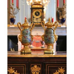 Paire de vases couverts en porcelaine du Japon à fond céladon monté en bronze ciselé et doré