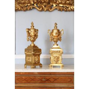 Paire de chenets en bronze ciselé et doré
