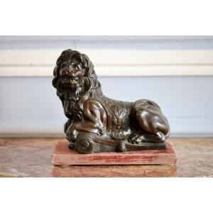 Lion Couché En Bronze Patiné