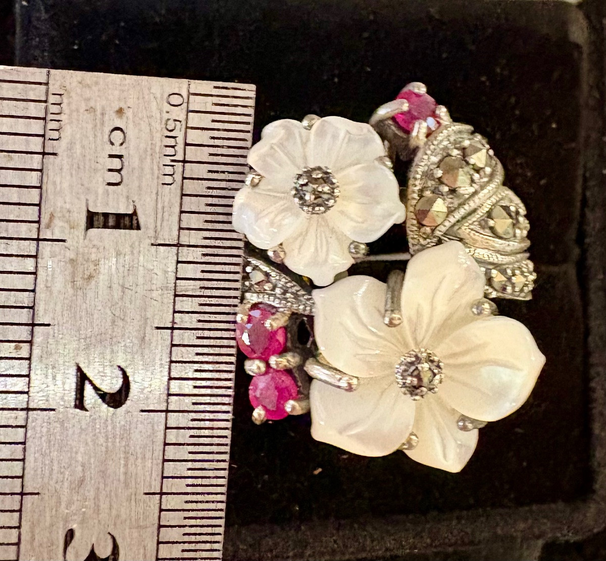 Mother-of-pearl Silver Flower Ring With Marcasite Rubies-photo-3