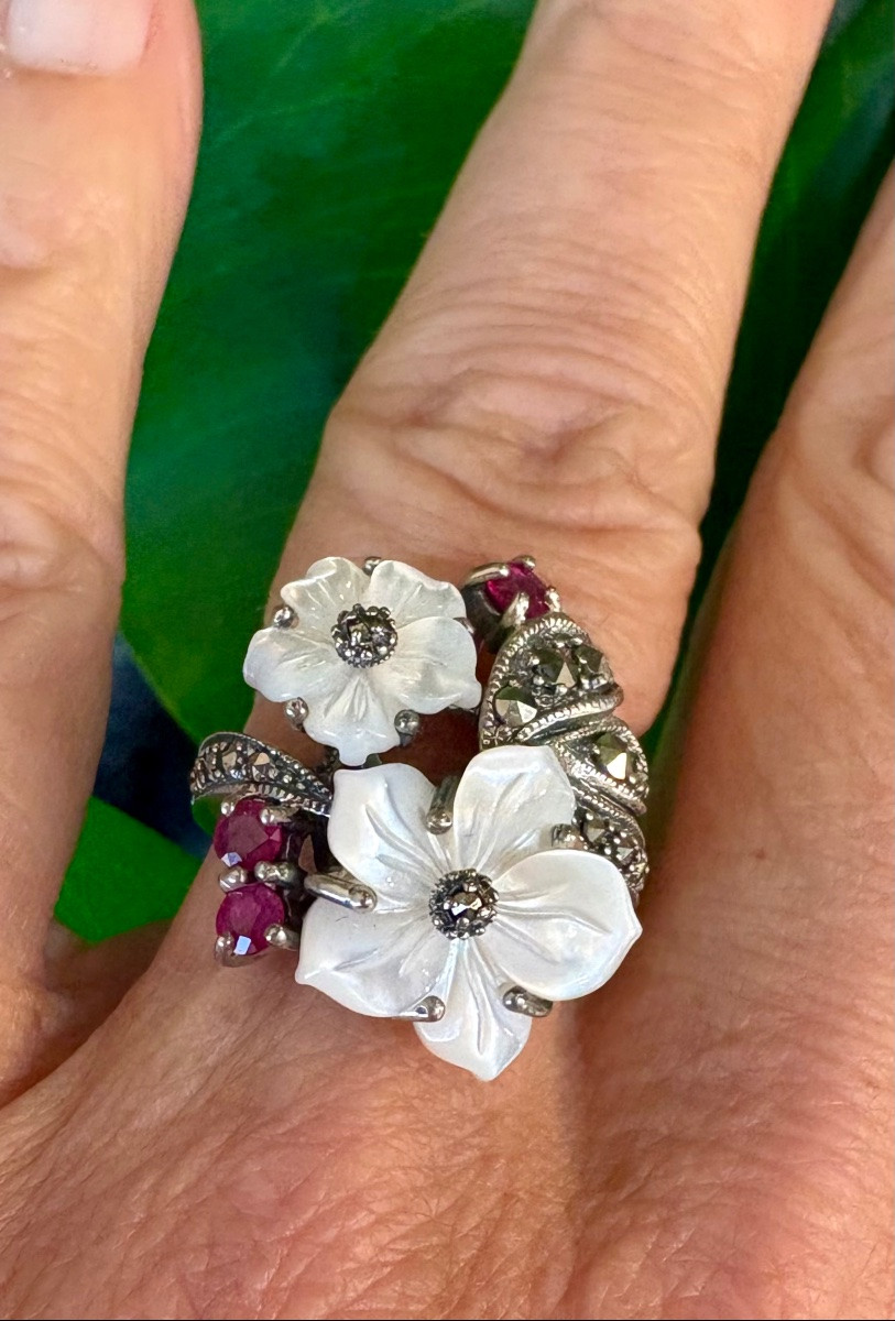 Mother-of-pearl Silver Flower Ring With Marcasite Rubies-photo-4
