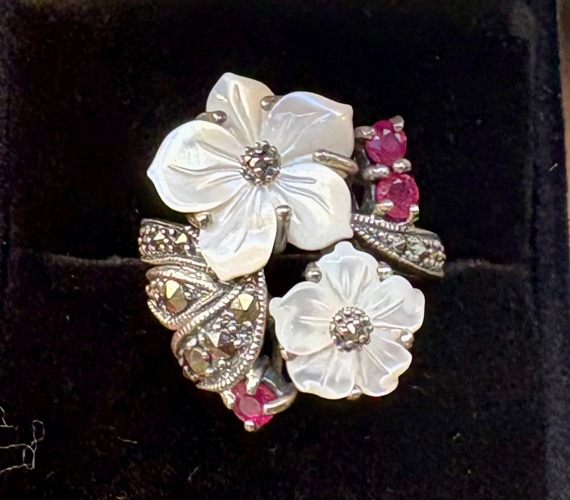 Mother-of-pearl Silver Flower Ring With Marcasite Rubies-photo-1