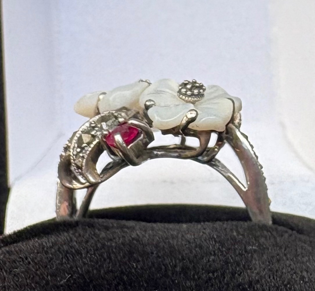 Mother-of-pearl Silver Flower Ring With Marcasite Rubies-photo-2