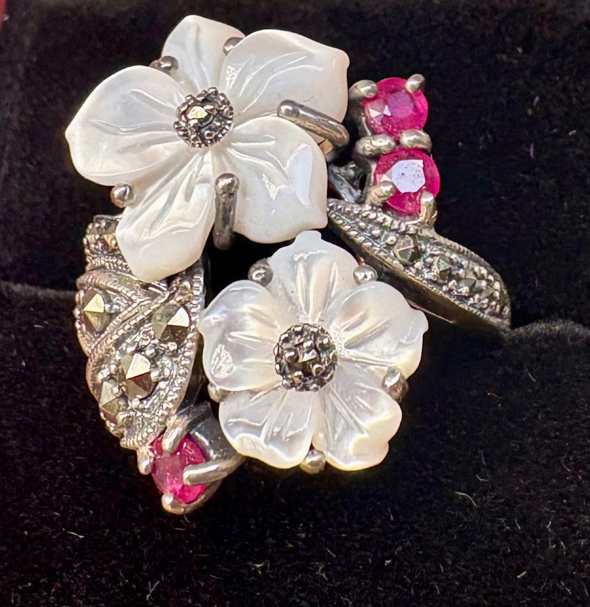 Mother-of-pearl Silver Flower Ring With Marcasite Rubies-photo-4