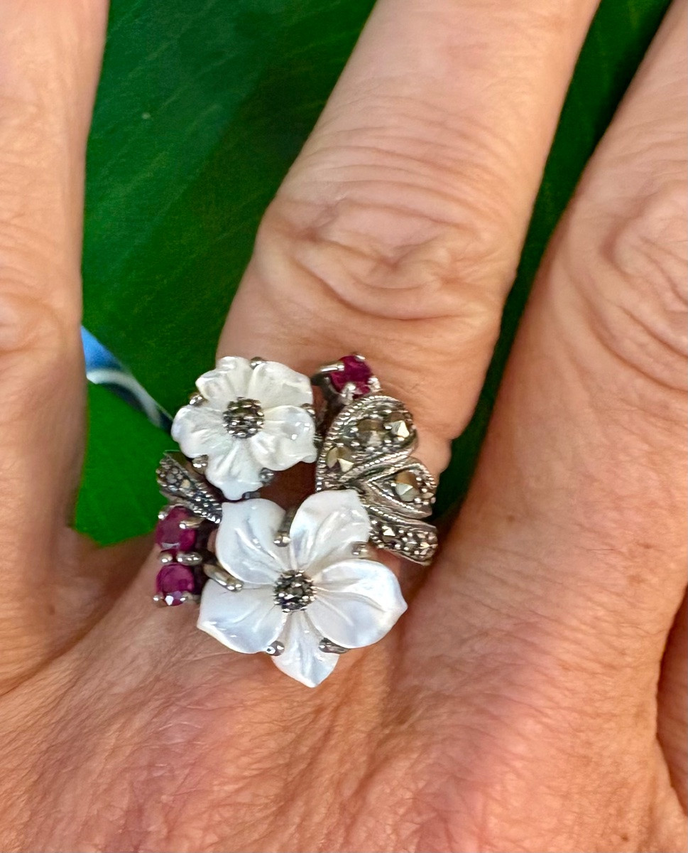 Mother-of-pearl Silver Flower Ring With Marcasite Rubies-photo-6