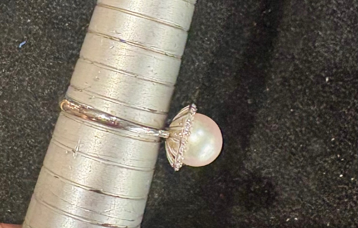 White Gold Ring With Cultured Pearl And Diamonds -photo-5