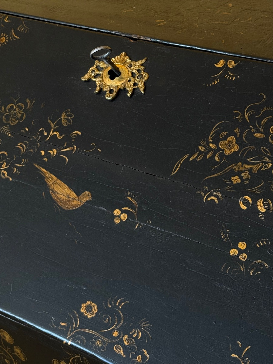 Rare Early 18th Century Chinese Black Lacquer Export Desk-photo-5
