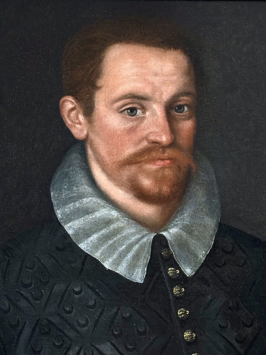 English School C. 1625 - Portrait Of A Gentleman In A Dark Embroidered Doublet And White Ruff.-photo-1