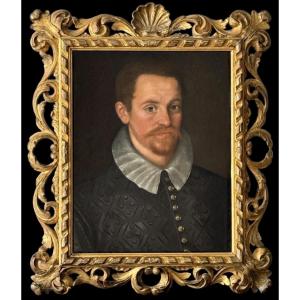 ÉCOLE ANGLAISE, VERS 1625 - PORTRAIT D'UN GENTLEMAN EN DUBLET BRODÉ SOMBRE ET COLLIER BLANC