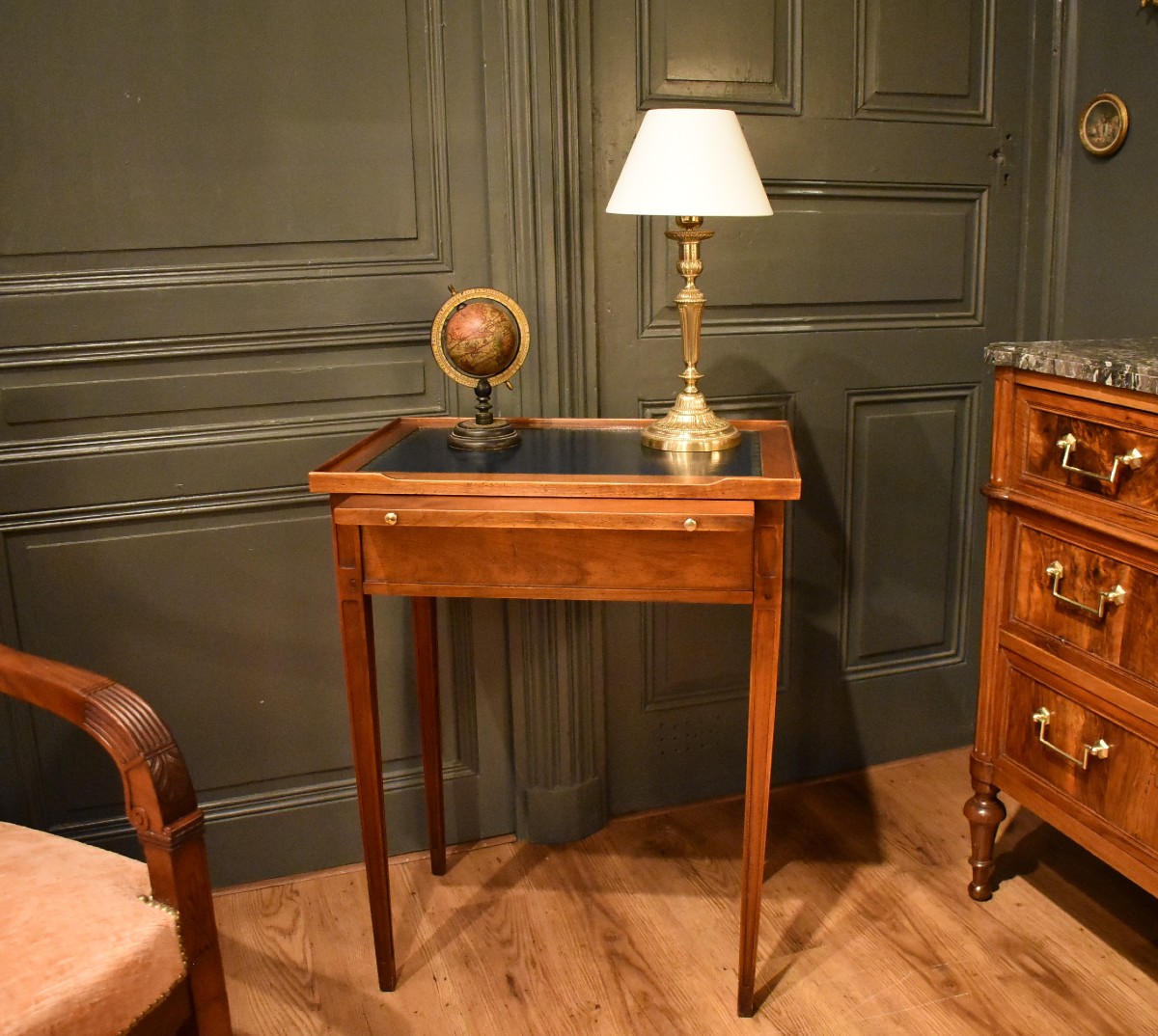 Petite table  d'appoint de style Louis XVI