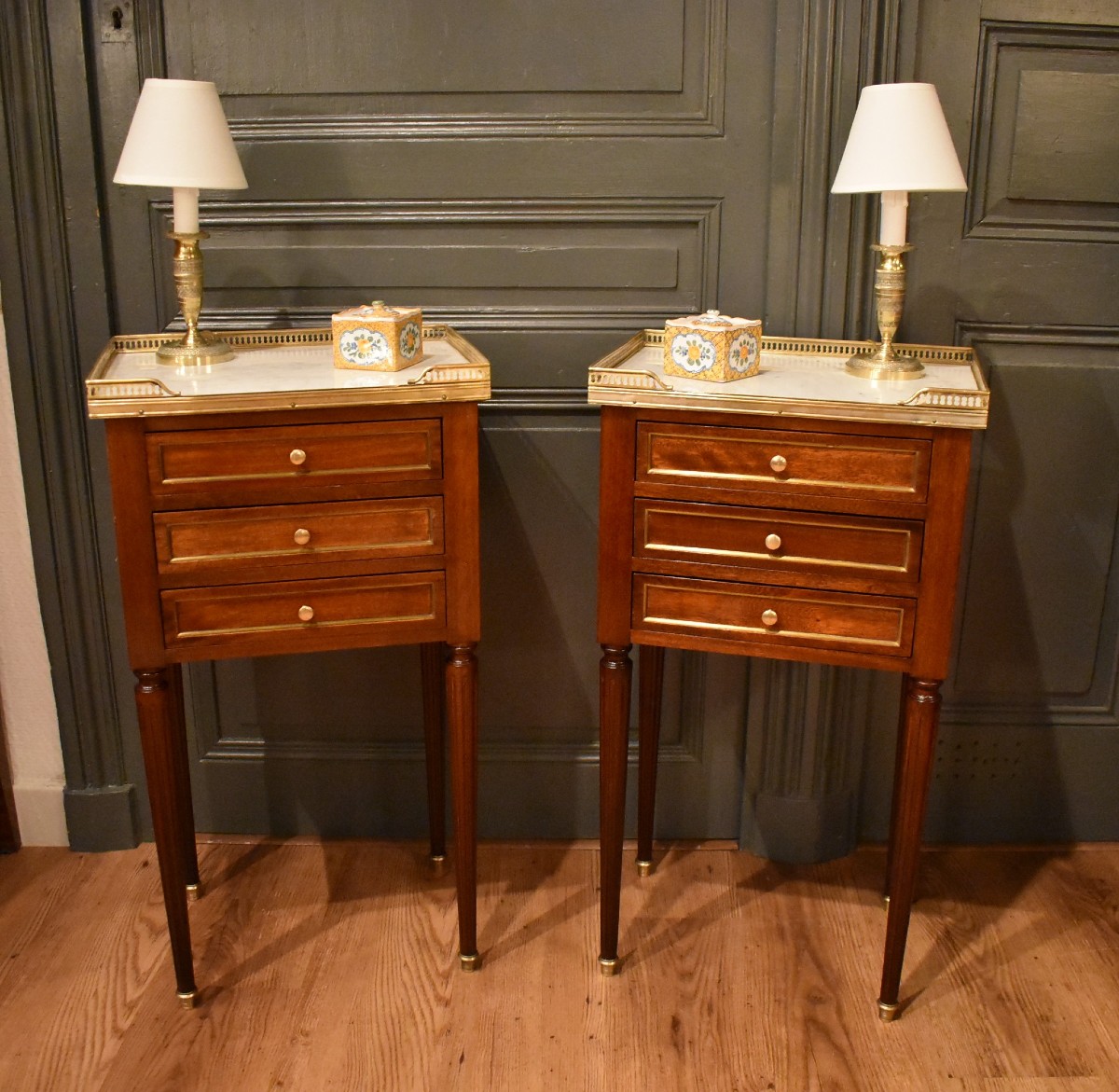 Paire de chevets de style Louis XVI