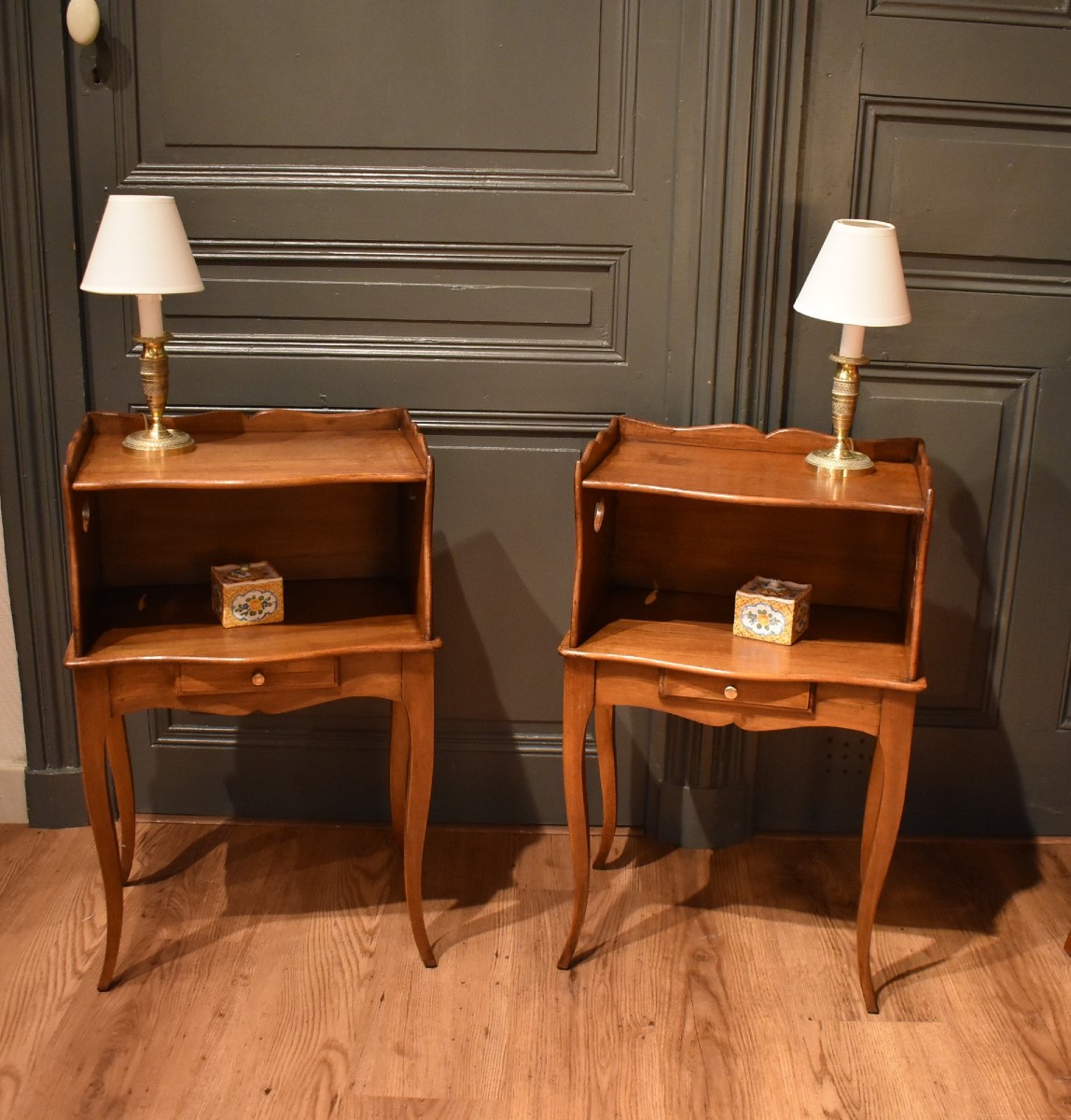 Paire de chevets en noyer
