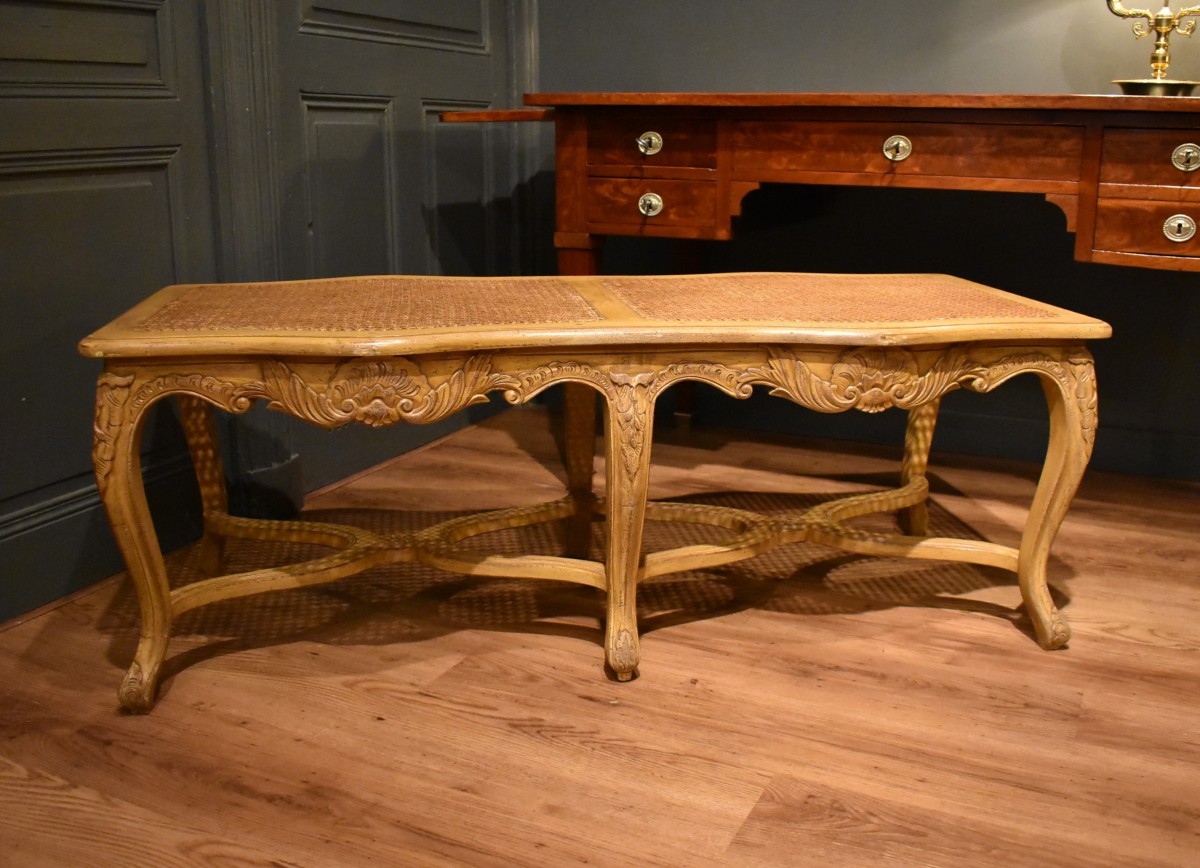 Grande banquette cannée de style  Louis XV