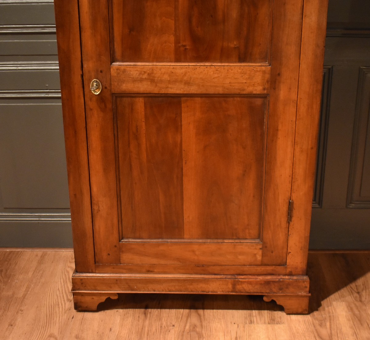 Small Walnut Bonnet Box-photo-3