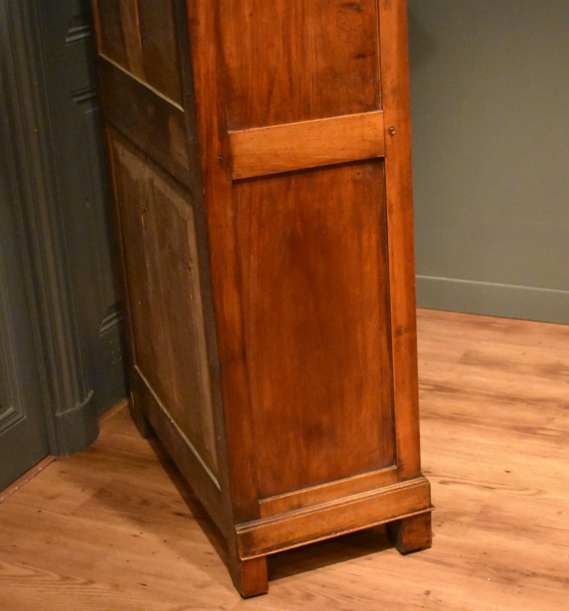 Small Walnut Bonnet Box-photo-5