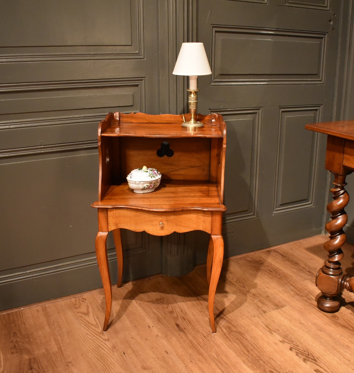 Chevet de style Louis XV en noyer