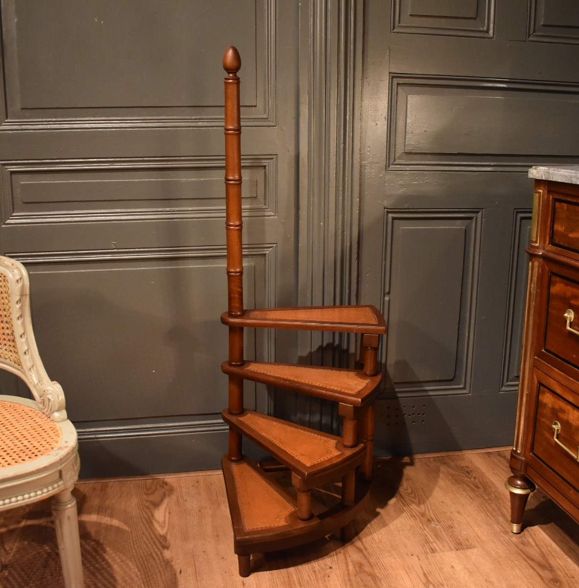 Petit escabeau de bibliothèque