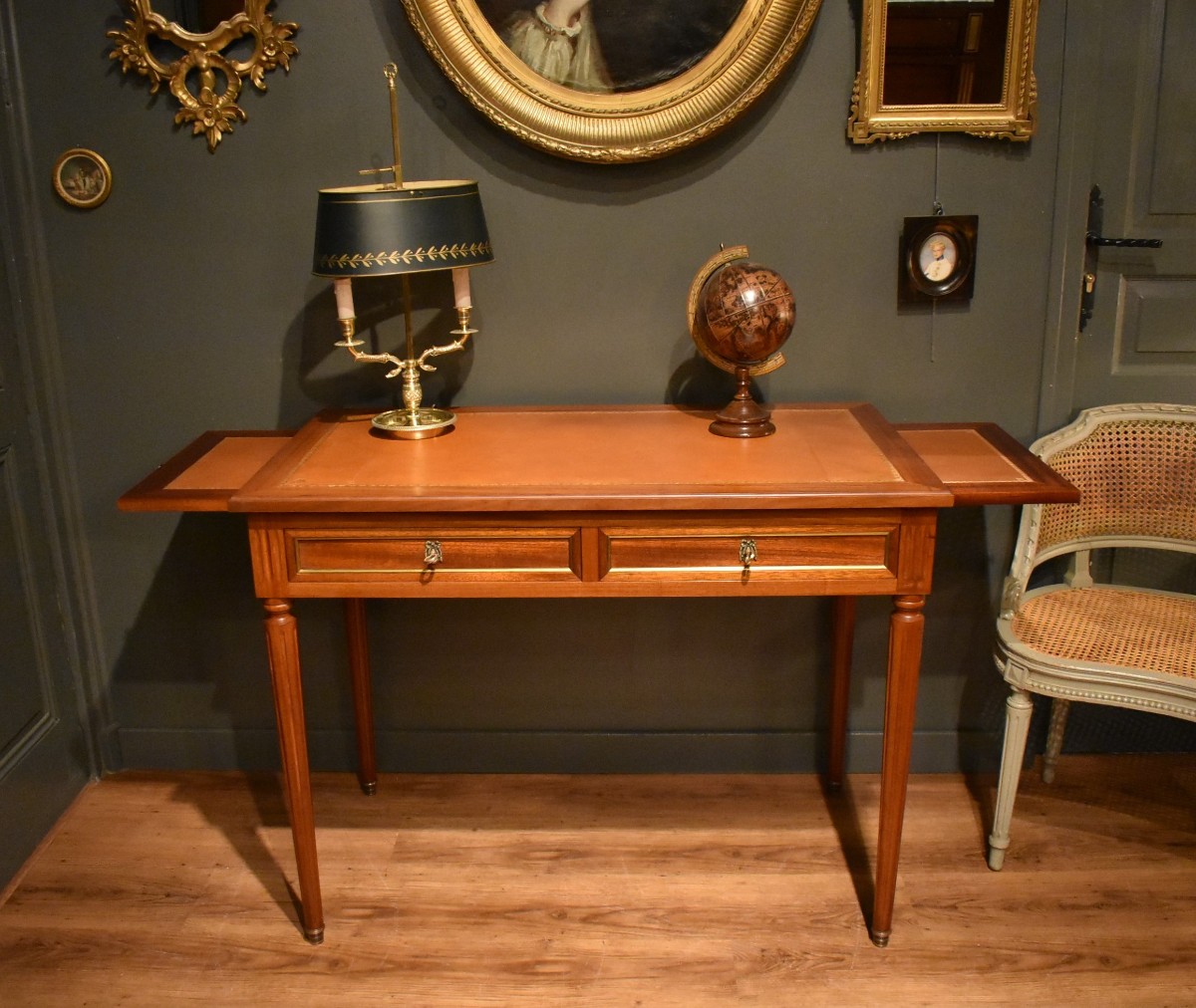 Petit bureau de style Louis XVI