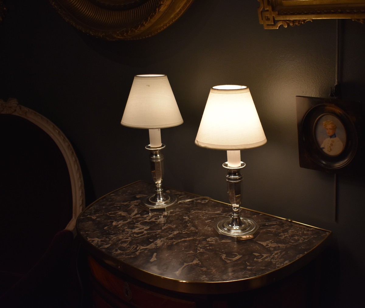 Paire de lampes bougeoirs en métal argenté=