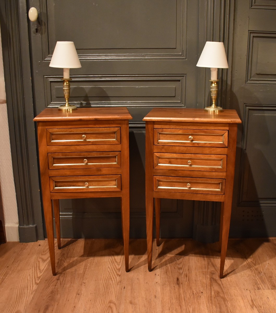 Paire de chevets de style  Louis XVI en noyer