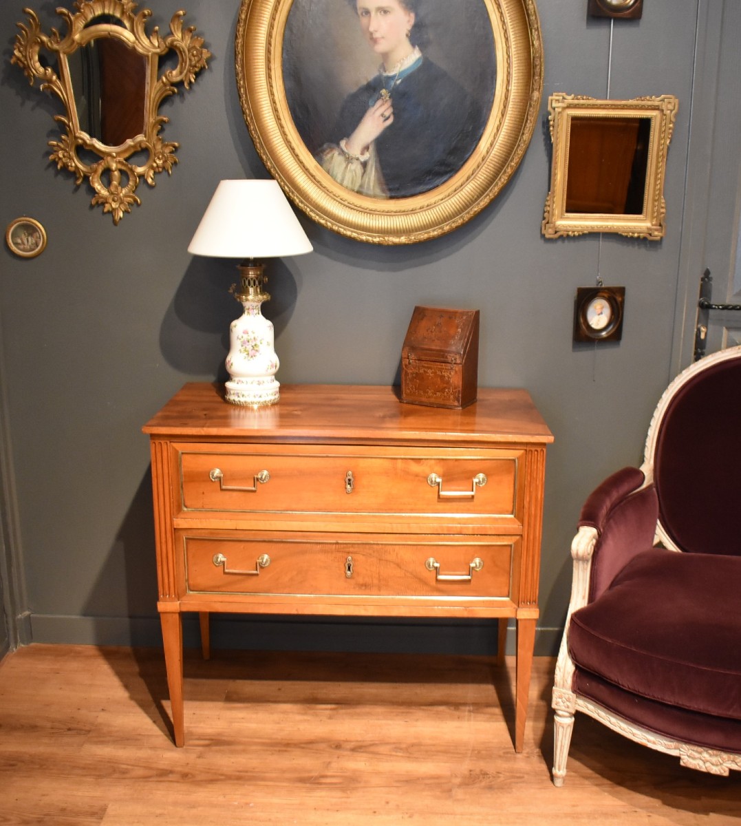 Commode sauteuse en noyer